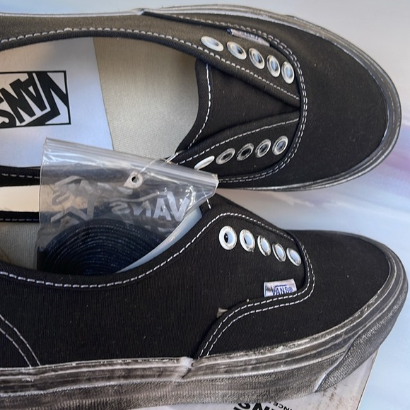 Vans WMNS 0g Authentic L
Stressed Black/White
VN0A5FBDBA2
Sneakers - Picture 15 of 16